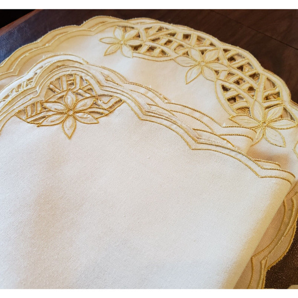 Lot 17: Embroidered Table Runner, Napkins, Placemats Beige - Picture 7 of 7